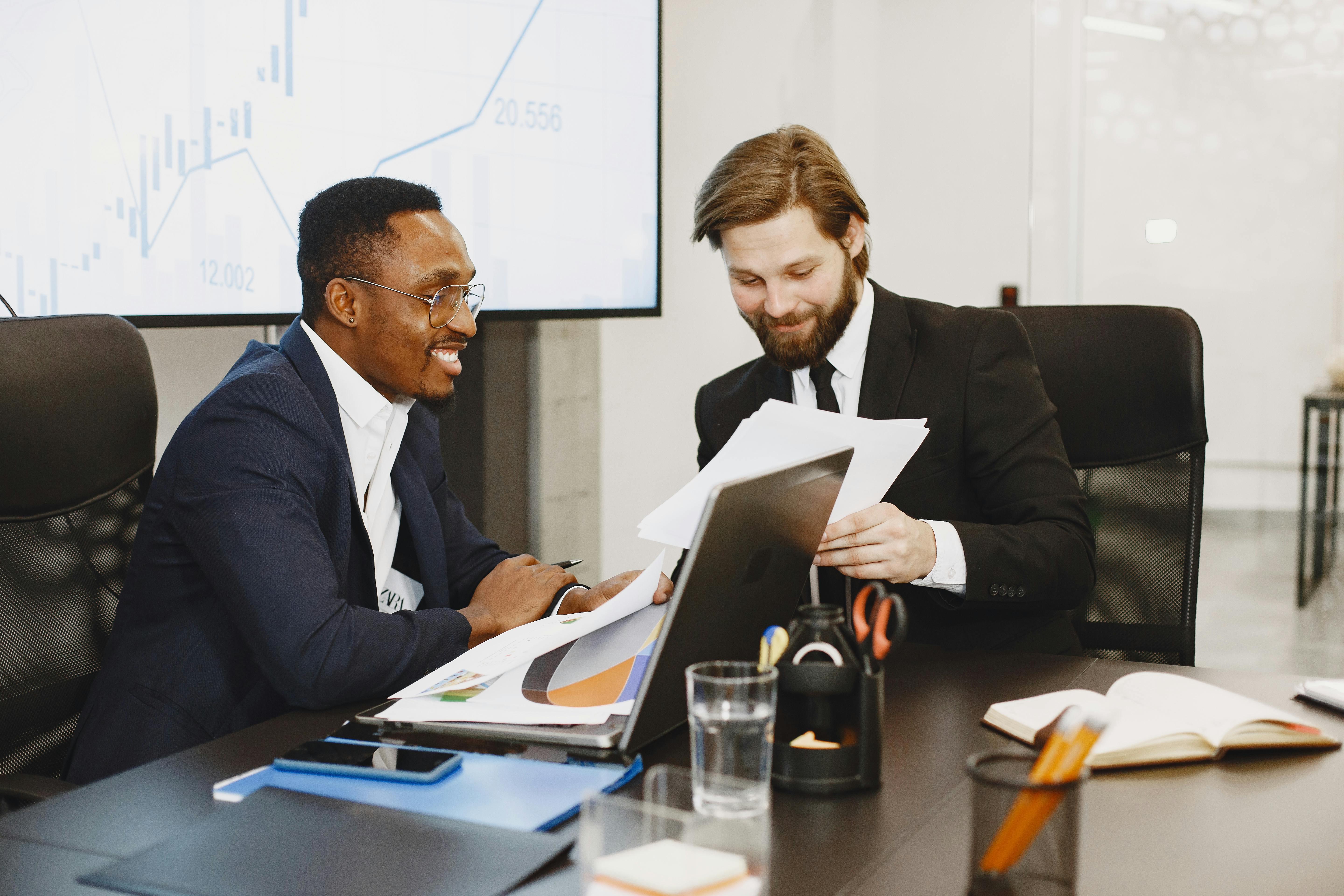 Equipe de consultoria SAP em reunião estratégica